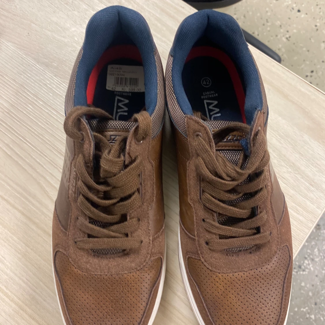 Bruna sneakers från Muzzo, storlek 42 - 1