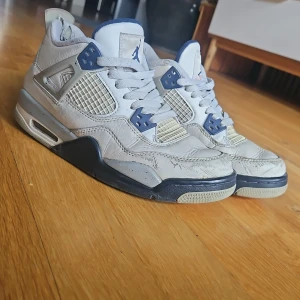 Jordan 4 midnight navy - Jordan 4 använda rätt så mycket, nätet på en av skorna har gått sönder lite men inget som märks. Hör av er vid frågor!