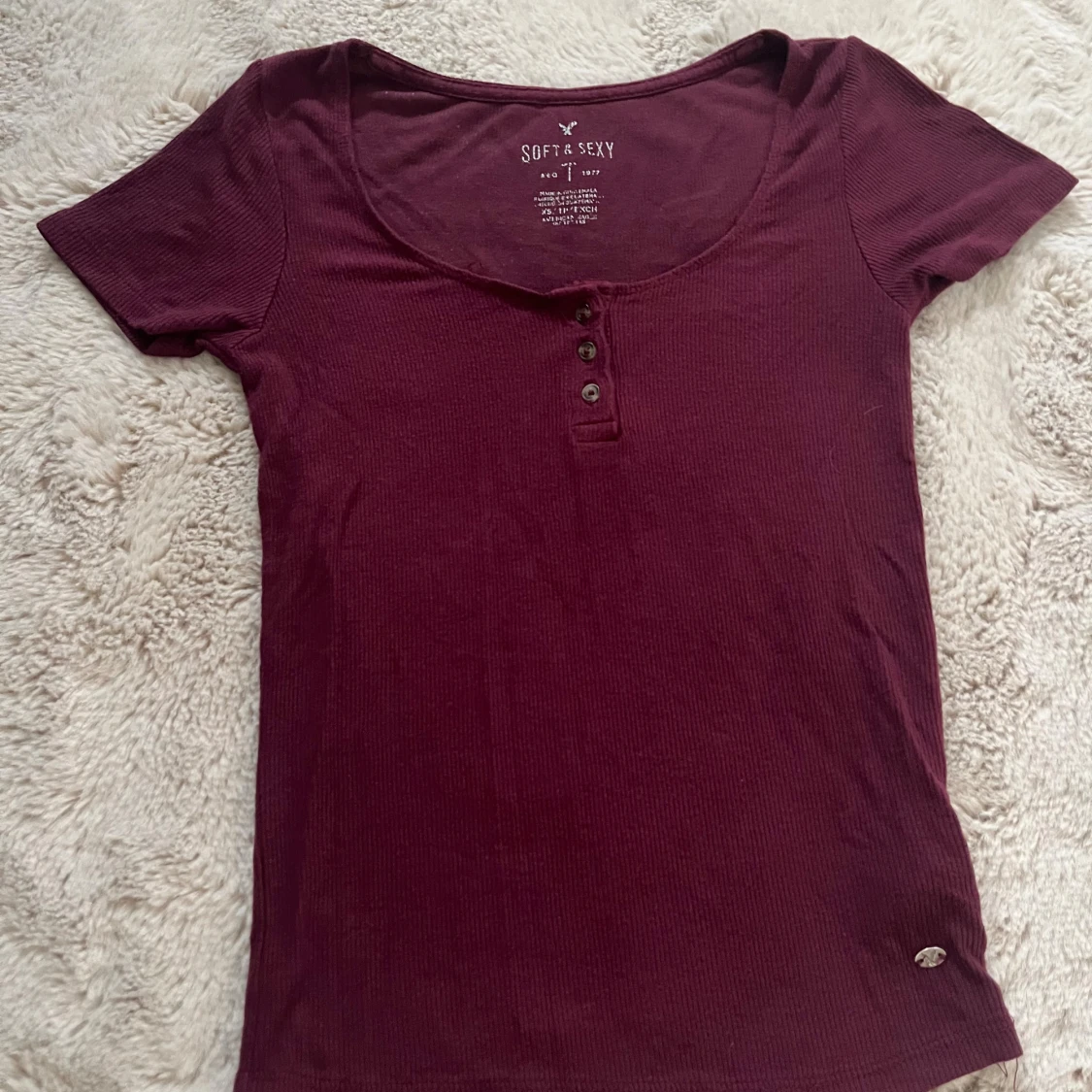 Vinröd ribbad topp från American Eagle