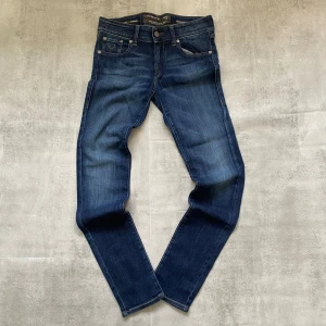 Jacob Cohen jeans  - Säljer ett par feta Jacob cohen jeans  | skicket på jeansen är 8/10 väldigt bra | storlek 29 | ny pris 5000: mitt pris är 1099 | skriv vid frågor och funderingar  