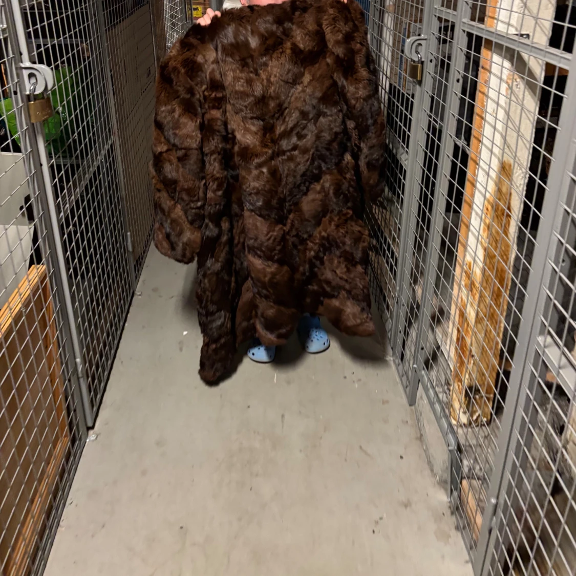 Brun pälsjacka med bred krage - 2