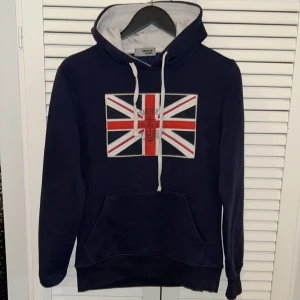 Tokunu Fushima hoodie  - Skitsnygg hoodie från märket tokonu fushima, hoodien är i utmärkt skick och väldigt svår att hitta!!😆perfekt för kyligare höstdagar🍂💛. Vid frågor är de bara att hojta till!📲📲