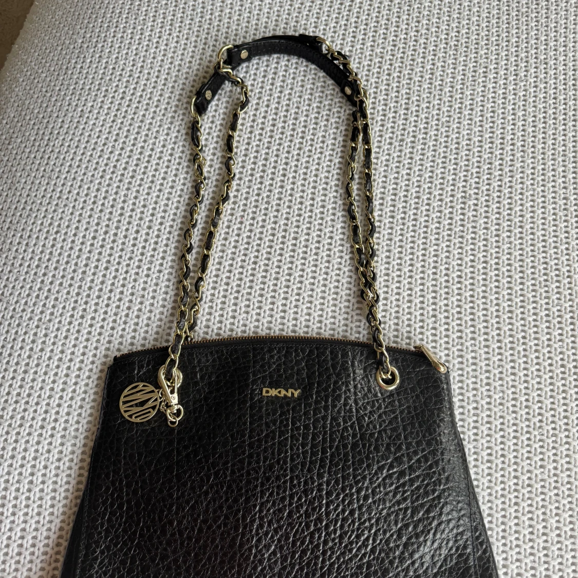 Svart axelväska från DKNY i skinn