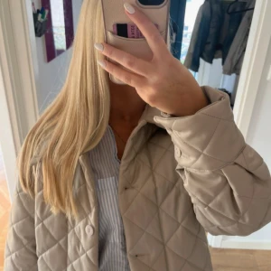 Höstjacka  - Säljer en jättefin beige höstjacka💞