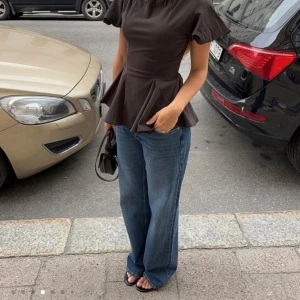 Low waist loose jeans - Säljer ett par helt oanvända jeans från NAKD. Lappen är kvar och säljer pga att de va lite för stora. Jag är 169 och de är lite långa på mig också.