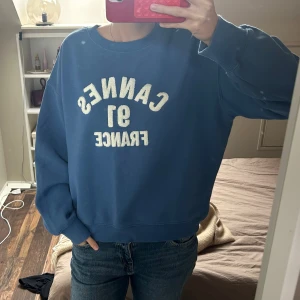Blå oversized sweatshirt med tryck - Säljer en blå oversized sweatshirt från HM i storlek M. Säljer för 190kr!