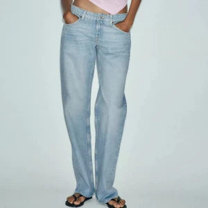 Slutsålda ljusblå jeans Zara - Säljer dessa så så trendiga o eftertraktade jeansen från Zara!! ❤️ Helt slutsålda o helt oanvända med prislappen kvar. Säljer då dom var för stora på mig ❤️