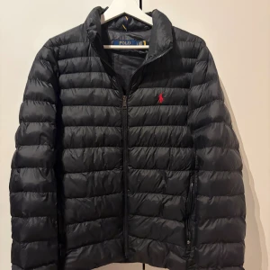 Ralph Lauren jacka  - Ralph Lauren ”packable” pufferjacka till salu.                                     Skick 9/10 knappt använd.                                                 Priset går såklart att diskutera!                                         Vid fler funderingar tveka inte på att slå en signal!          /VS