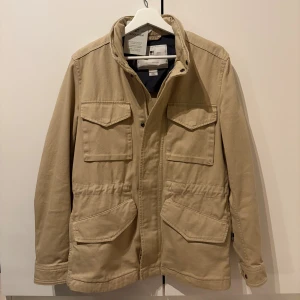 Woolrich Field Jacket - Woolrich Field Jacket storlek small. Har en luva som man kan gömma innanför kragen eller ha ute.                Skick 9/10 knappt använd.                                                 Priset går såklart att diskutera!                                         Vid fler funderingar tveka inte på att slå en signal!          /VS