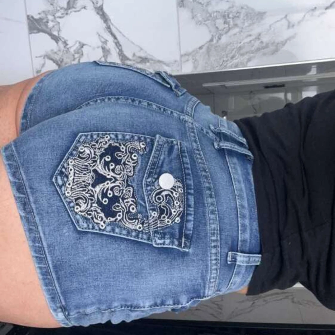 Blå jeansshorts med broderad ficka