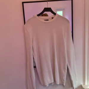 Vit stickad tröja från Only & Sons - Säljer en stilren vit stickad tröja från Only & Sons i storlek S. Tröjan har rund halsringning, lång ärm och en snygg strukturstickad yta. Storlek står S men sitter som M