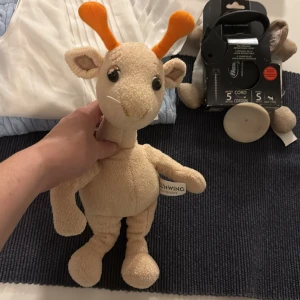 Övrigt  - Lollo. Bilderna visar en mjukdjursgiraff från Sunwing Resorts, 