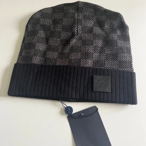 Svart mössa - Svart mössa oanvänd och har lapp och etikett kvar, onesize. Skickar EJ med instabox!