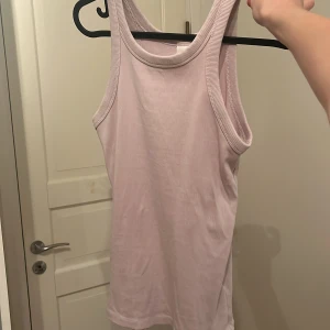Linne - Lila ribbat linne från hm! Superfint och jätteskönt, knappt använt! Pris diskuterbart 🩷