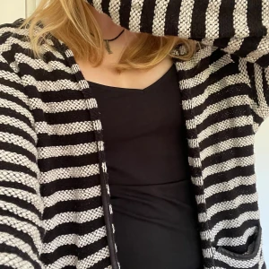 Randig kofta - Säljer en randig kofta från ONLY i storlek M. Perfekt att slänga över en t-shirt eller linne. Jättefint skick