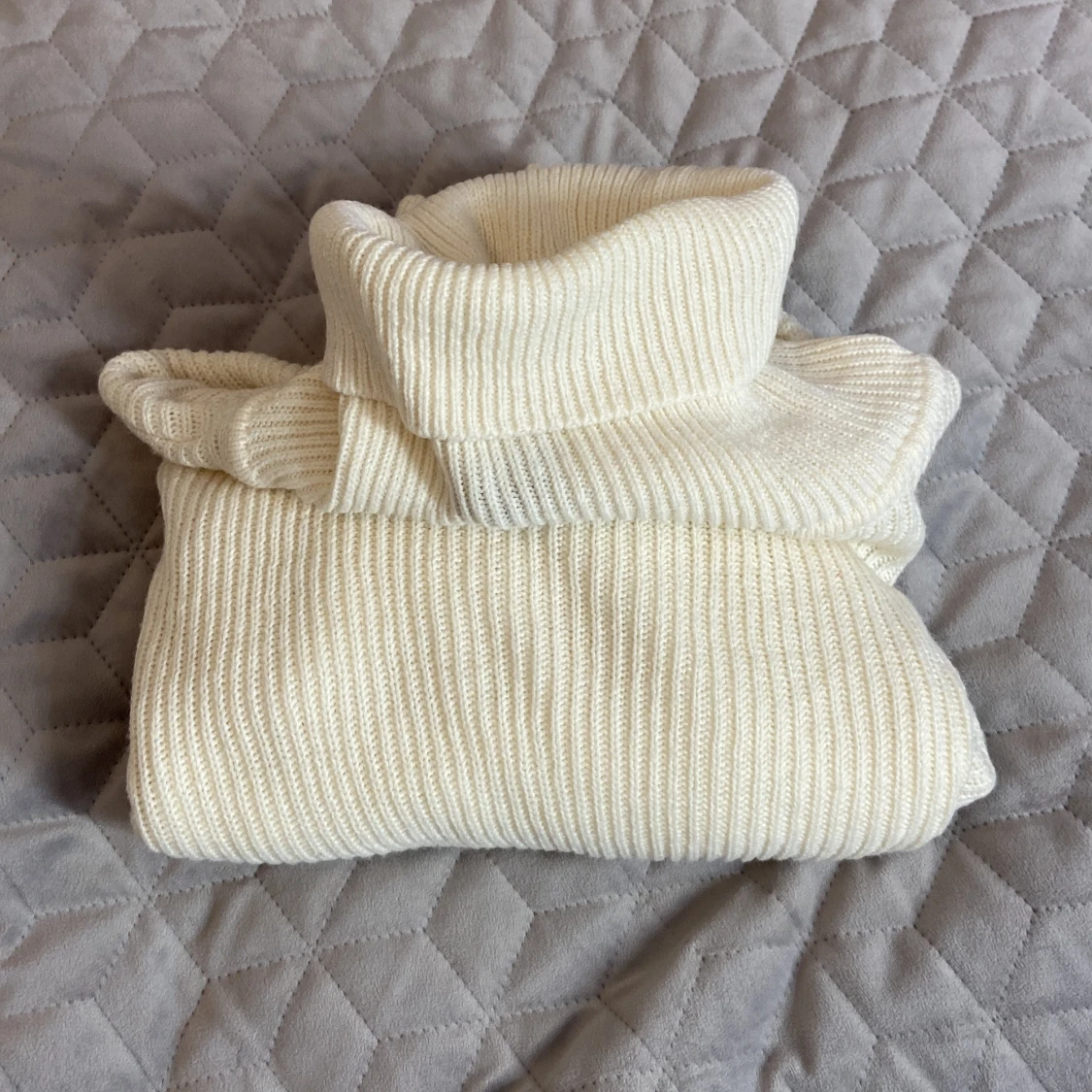 Vit ribbad polotröja från H&M Divided