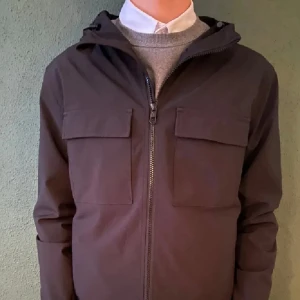 Svart vindjacka med huva och fickor - Snygg field jacka säljer då den inte används längre nypris 1600‼️Skick 9/10