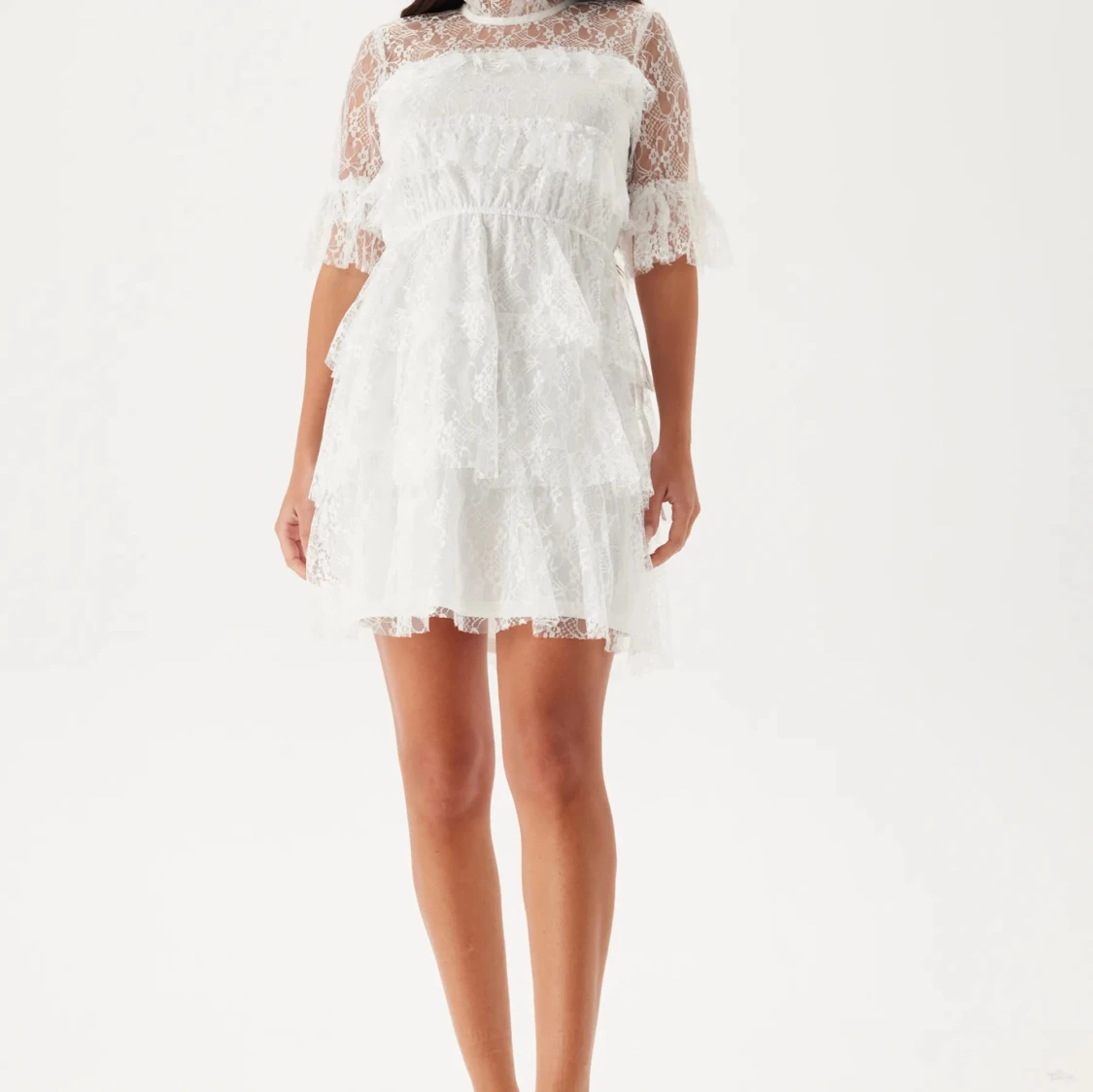 Vit spetsklänning med volanger