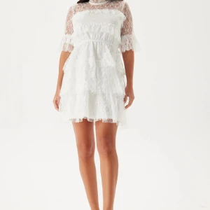 Vit spetsklänning med volanger - Superfin vit kortklänning i spets med volanger!