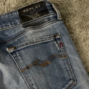 Replay skinny jeans med nitar - Snygga ljusblå skinny jeans från Replay med coola nitar längs fickorna. Klassisk femficksmodell med Replay-logga på bakfickan och patch i midjan. Perfekta för dig som gillar detaljer och en smal passform. Priset går att diskuteras! 