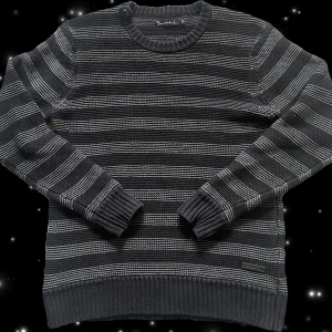Randig stickad tröja - Svart grå randig stickad tröja från Bondelid, jättefint skick i storlek S, 100% bomull