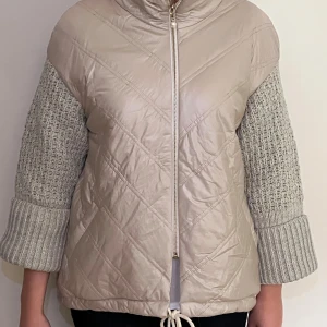 Beige quiltad jacka med stickade ärmar - Supersnygg och populär beige quiltad jacka med stickade ärmar. Prislappen sitter kvar. Perfekt nu till vinter!❄️