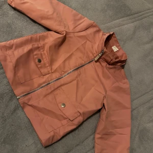 Finjacka storlek 92 - ⚪️Barn som använt så skavanker finns alltid⚪️saknar luva