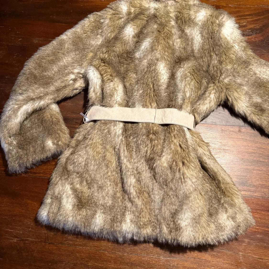 Beige pälsjacka med bälte från H&M till barn .  - 1