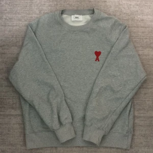 Ami Paris Tröja - Grå Ami Paris tröja i riktigt bra skick, är storlek S och sitter som en S. Tveka inte om ni har frågor. Obs! Taggarna är av.