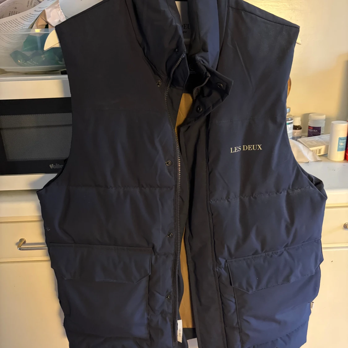 Mörkblå dunväst från Les Deux