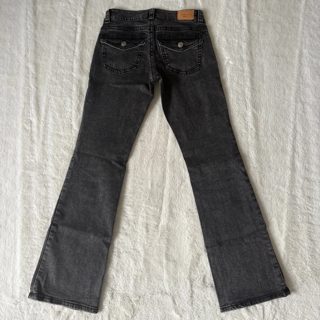 Svarta low waist bootcut jeans från Gina I 36 - 3