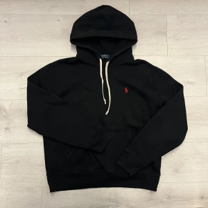 Ralph lauren hoodie  - Hej! Säljer en sjukt snygg Ralph lauren hoodie//hoodien är i mycket fint sick (inga defekter)//personen på bilden är ca180 och väger 69kg//fråga gärna!!🤩