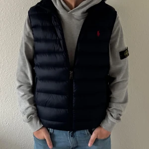 Ralph Lauren väst - Stilren, mörkblå väst från Ralph Lauren. Storlek S. Skick: 9/10. Nypris: ca 2100kr 