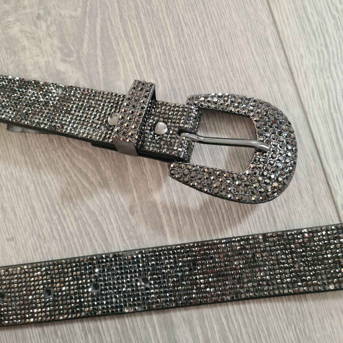 Glittrigt rhinestone bälte från Primark