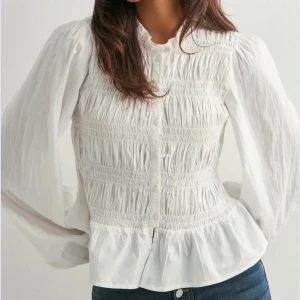 nelly blus - populär blus från nelly, använd fåtal gånger, som ny!