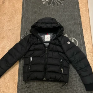 Moncler Vinterjacka - skick 8,5/10, dragkedjorna är lite trassliga men funkar självklart fortfarande. Storlek 1/S, men passar också M, modellen är 172 och väger 70 kilo. Kvitto finns från vongreven closet, köpt för 6000, nypris 14000. säljs för endast 3999. Perfekt för vintern och höst.