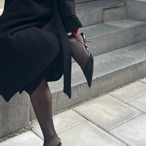 Svarta pumps med spetsig tå - Säljer ett par svarta pumps med spetsig tå och smal klack. Jättefint skick för stora för mig i läder 