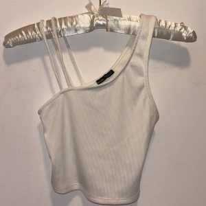 Vit croppad topp Bershka - Säljer en vit croppad topp från Bershka. Storlek xs.