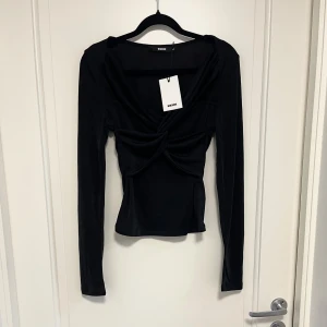 Svart topp Bik Bok S/M  - Festtopp med fina detaljer fram och lite skimrigt tyg. Oanvänd, prislapp kvar 