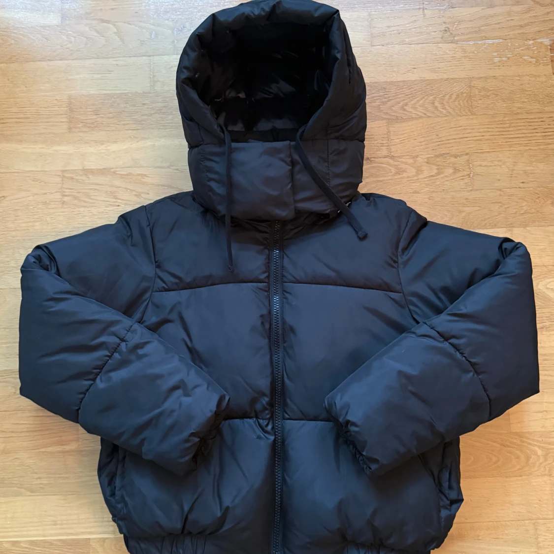 Svart pufferjacka från Weekday - 2