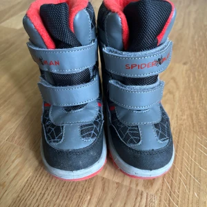 Spiderman skor - Vinterskor med spiderman i fint skick strl 24🫶🏼