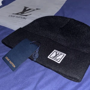 LVMÖSSA - JÄTTEFIN MÖSSA, Perfekt inför vinter. Billig pris för sådan kvalité. Kommer med zippåse och taget. SVART Färg och väldig unik. one size. 🥶    -ONE SIZE -SNABB LEVERANS 🚚 