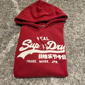 Superdry hoodie  - En röd Superdry hoodie i mycket bra skick det är bara att skriva vid frågor storlek M