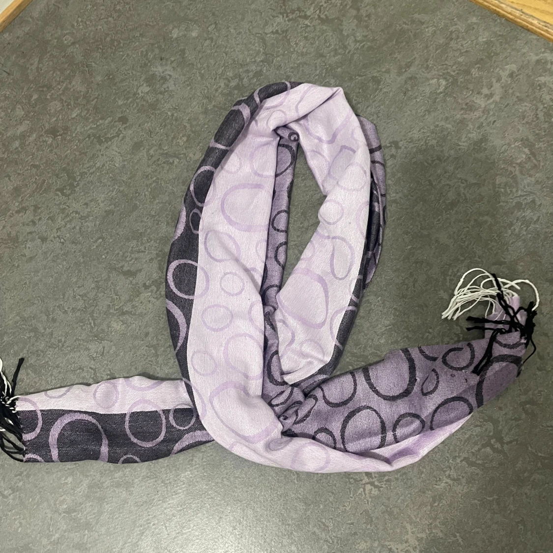 Ljuslila halsduk med cirkelmönster - 4