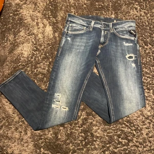 Replay Jeans  - Mörkblå jeans med feta slitningar från replay. Är lite små i storleken. PRIS KAN DISKUTERAS. 