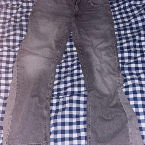 Helt nya Zara flared jeans gråa stl 36 - Tvär feta flared jeans i grå.                                              Tog bort lappen men sen märke jag att de var fel stl