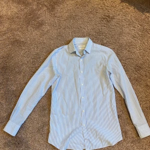 Skjorta från Massimo dutti - Säljer en randig skjorta från Massimo dutti i storlek m