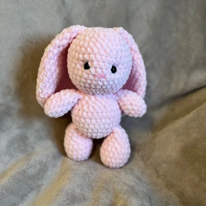 Rosa virkad kanin - Supersöt rosa virkad kanin som är ca 25 cm hög🌸Kaninen har Säkerhetsögon som inte rekommenderas för barn under 3 år!