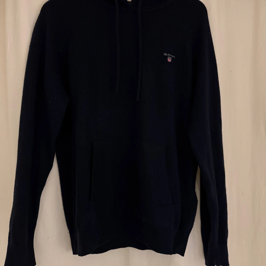 Mörkblå stickad kashmir hoodie från GANT