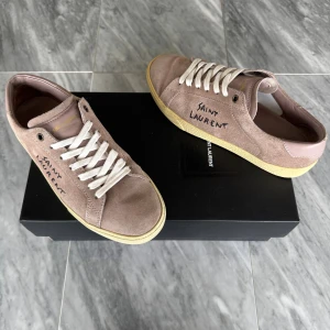 Saint Laurent skor - Saint Laurent skor  -  Skick: Perfekt skick  -  Nypris: 6000kr  -  Ingår: endast skorna -  Hör av dig vid minsta fråga🙌🏼